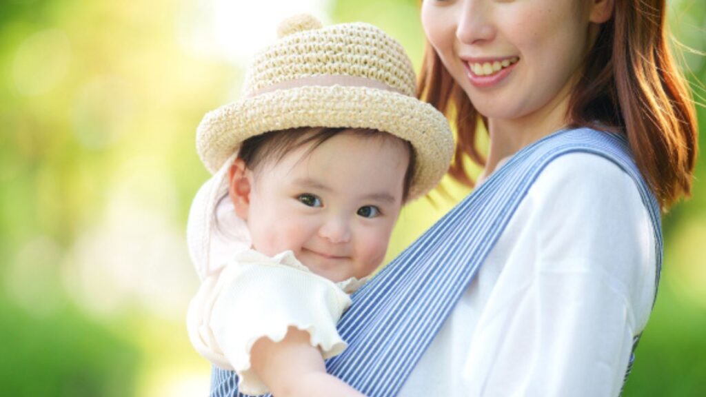 麦わら帽子を被った赤ちゃんとママ