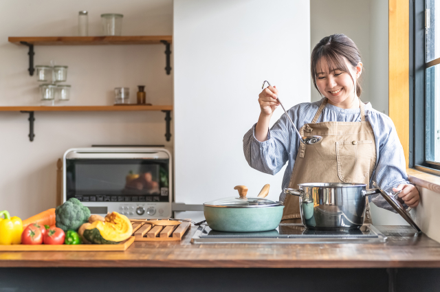 料理する女性