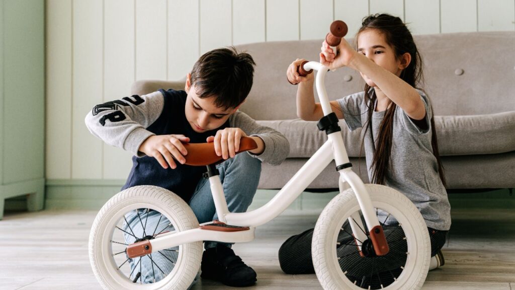 自転車をいじる子供たち