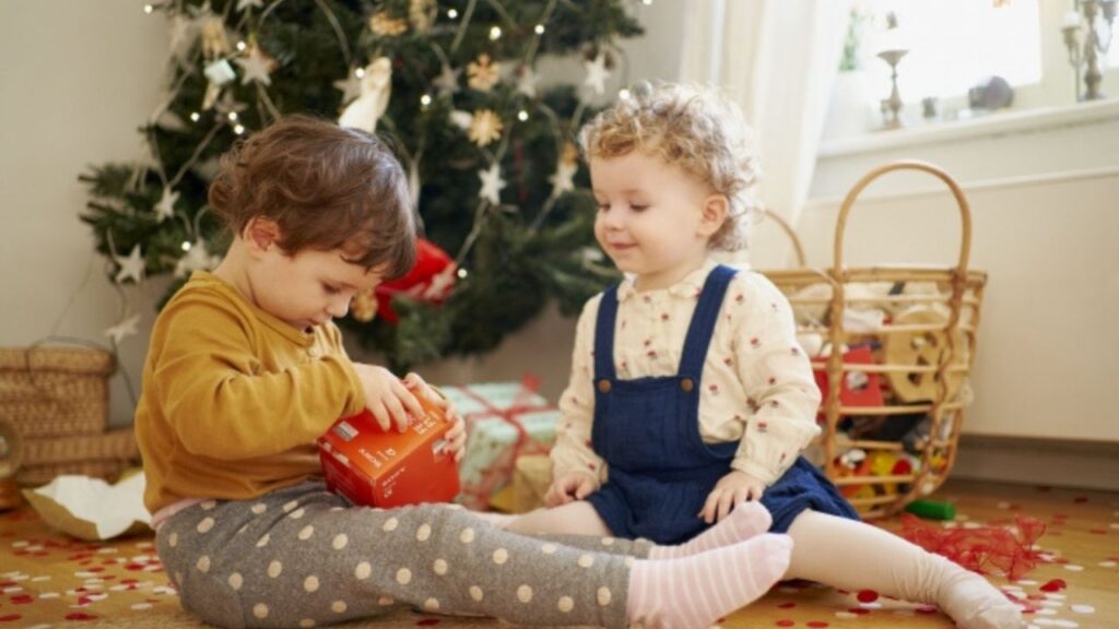 プレゼントを開ける子供たち