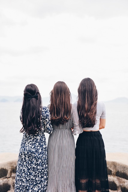 3人の女性の後ろ姿