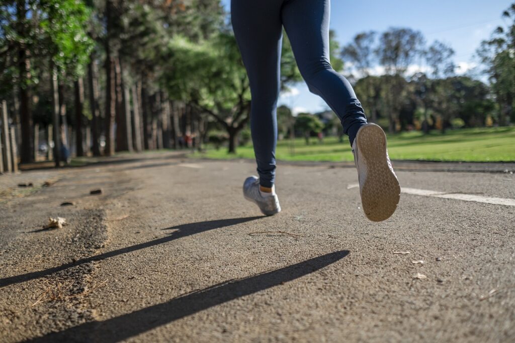 運動する人の下半身
