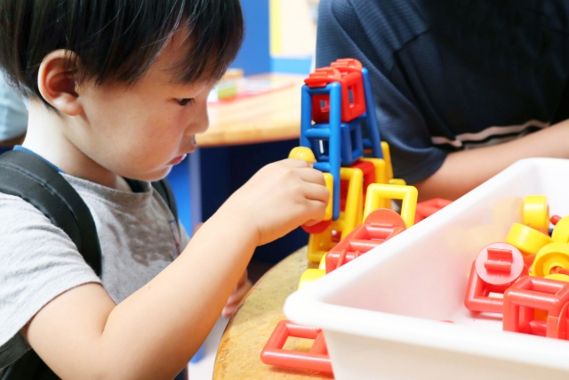 マグネットブロックで遊んでいる子ども