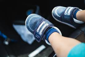 スニーカーを履いている子供の足
