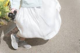 スニーカーにスカートをはいている子供