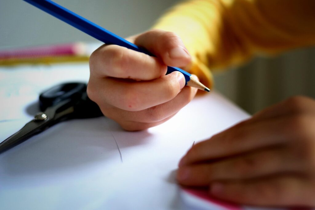 勉強する子供の手