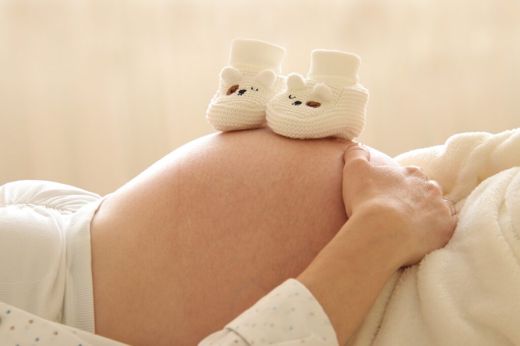 寝転ぶ妊婦さん