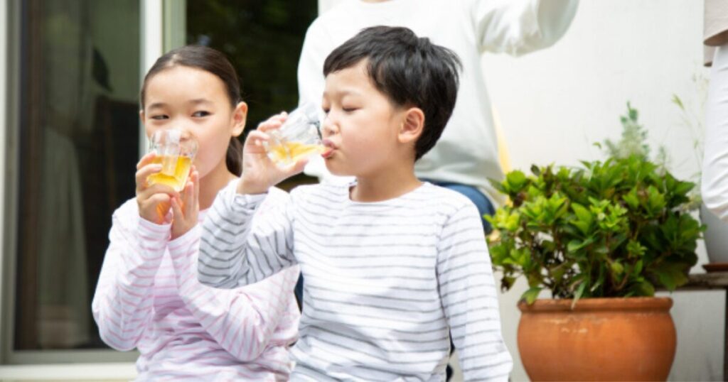 お茶を飲む兄弟