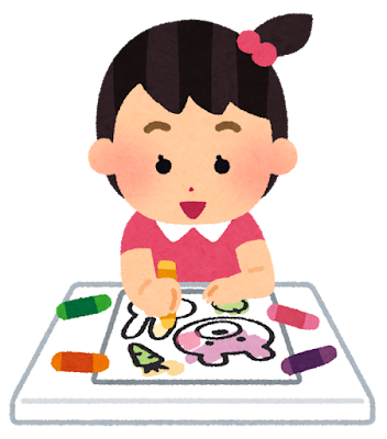 お絵描きをして遊ぶ女の子