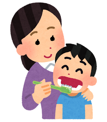 仕上げ磨きをするお母さん