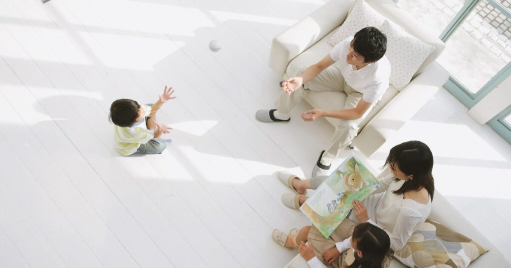 快適な室内で過ごす親子