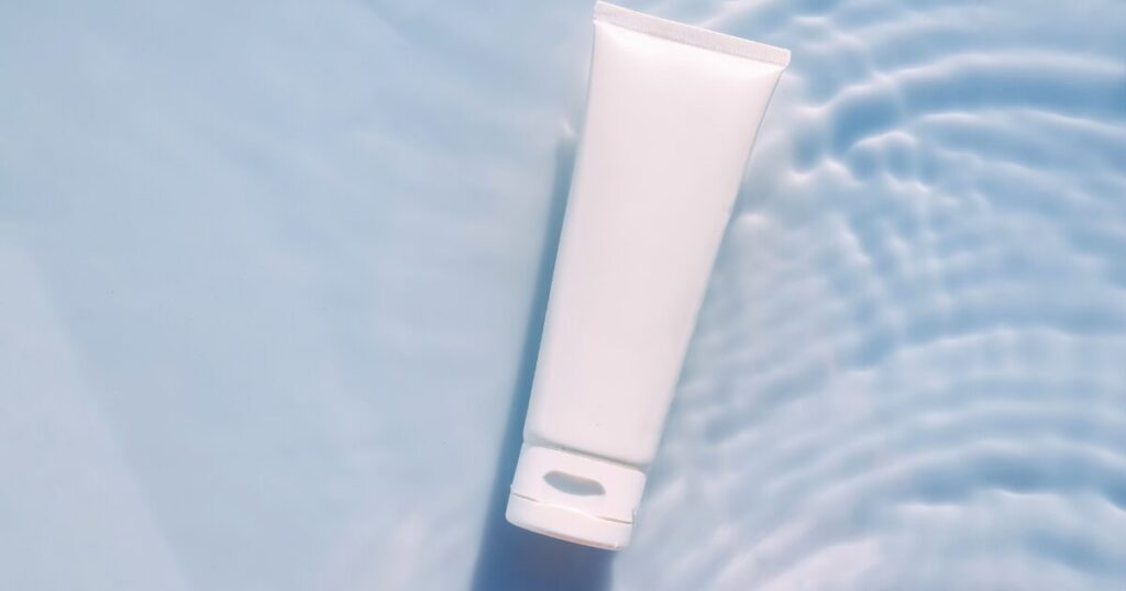 チューブ容器に入った日焼け止め
