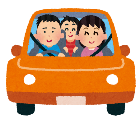 家族で車に乗っている様子