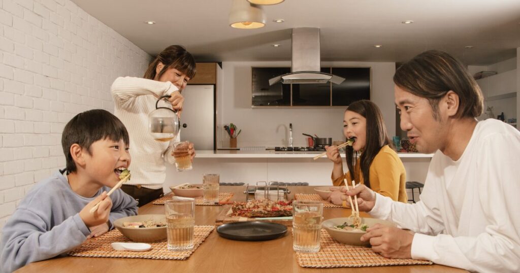 食卓を囲む家族