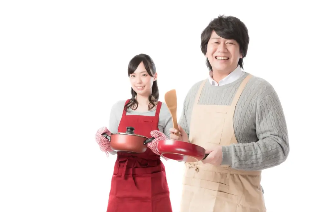 料理をしている夫婦の写真