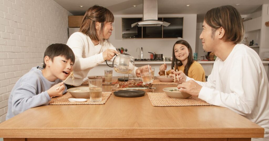 楽しく食事をする家族
