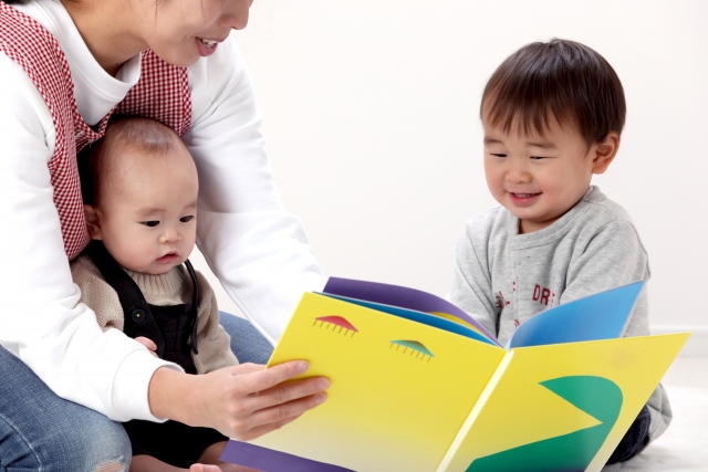 絵本を読む親子の画像