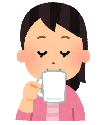飲み物を飲む女性