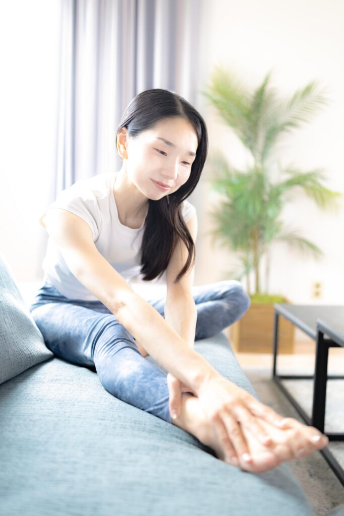 足のむくみをケアする女性