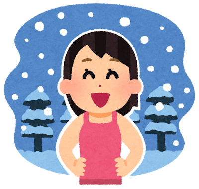 雪の中タンクトップを着て笑っている女性