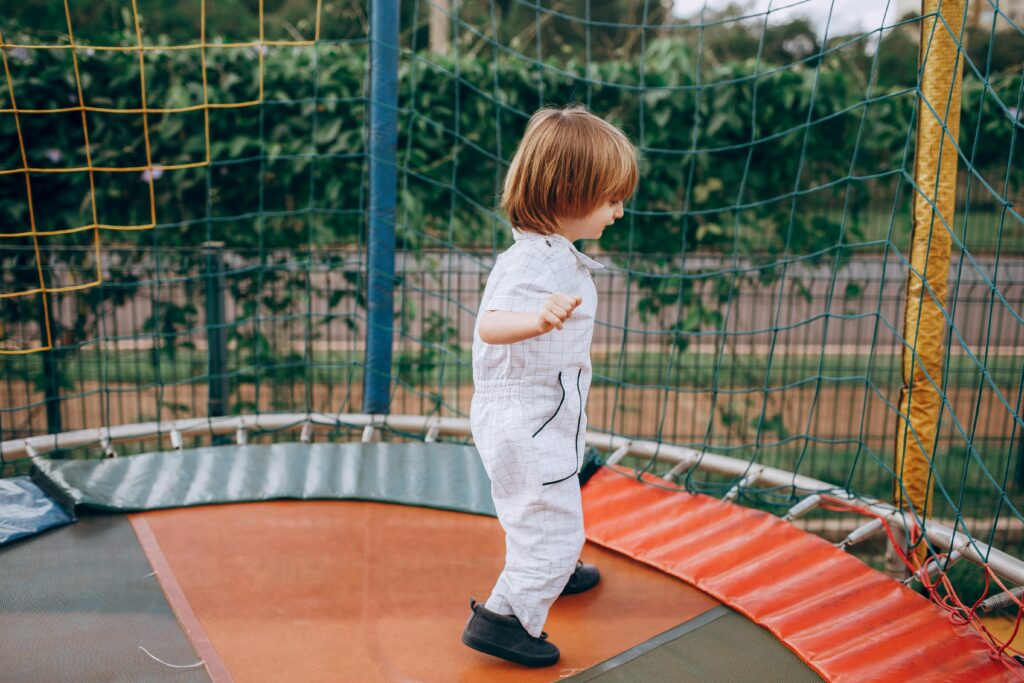 トランポリンをする赤ちゃん