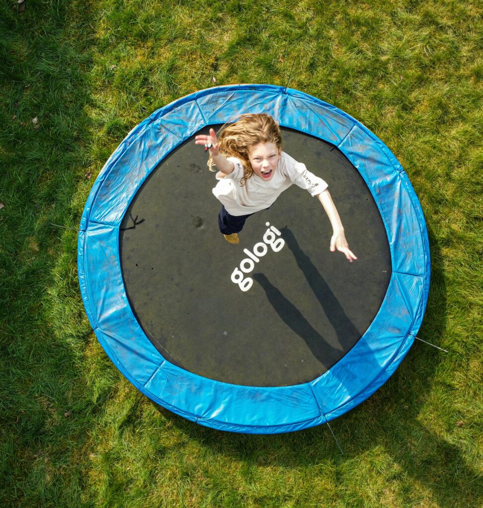 トランポリンでジャンプしている女の子